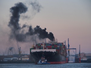 Russentwicklung aus einem Schiffschornstein am 4. Oktober 2014